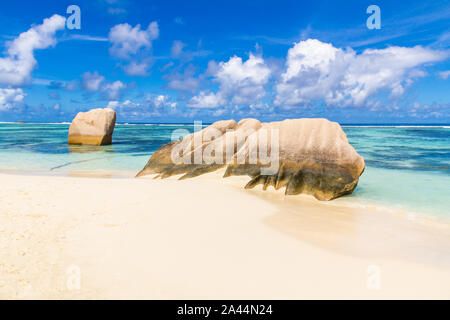 La spiaggia più bella delle Seychelles, Anse Source d'Argent, rocce di granito a belle spiagge sull'isola tropicale di La Digue alle Seychelles Foto Stock