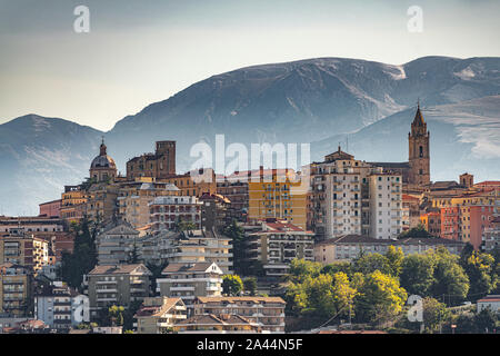 Panorama di Chieti con la Majella montagne sullo sfondo Foto Stock