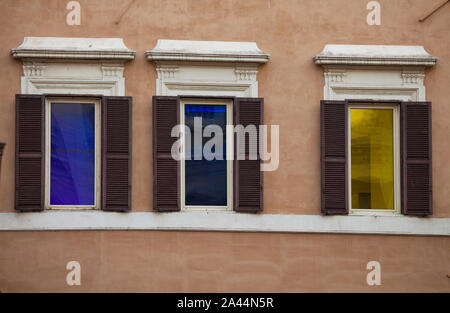 Tre finestre colorate che si affacciano sulla Fontana di Trevi. Roma, Lazio, Italia, Europa Foto Stock