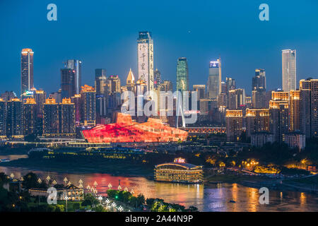 Vista dei grattacieli attraverso il fiume di notte a Chongqing Cina, 19 agosto 2019. Foto Stock