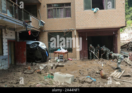 Vista degli edifici interessati dalla frana che è causata dal tifone Lekima, il nono typhoon dell'anno, in Yongjia county, Wenzhou city, Oriente Cina " Foto Stock