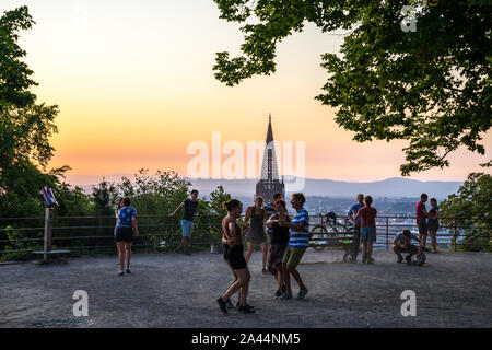 Freiburg im Breisgau, 30 agosto 2019, i giovani ballare Lindy Hop dance evento sul popolare piazza kanonenplatz sopra la città di somma a caldo Foto Stock