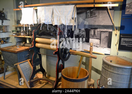 Victorian display lavanderia a Hollytrees Museum, il parco del castello, Colchester, Essex, Regno Unito Foto Stock