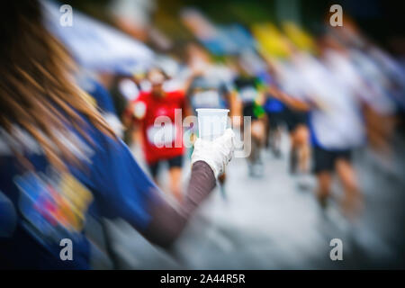 Maratona di Wroclaw in esecuzione intenzionale di sfocatura del movimento Foto Stock