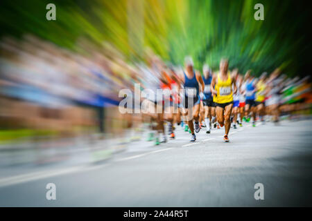 Maratona di Wroclaw in esecuzione intenzionale di sfocatura del movimento Foto Stock