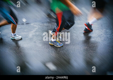 Maratona di Wroclaw in esecuzione intenzionale di sfocatura del movimento Foto Stock