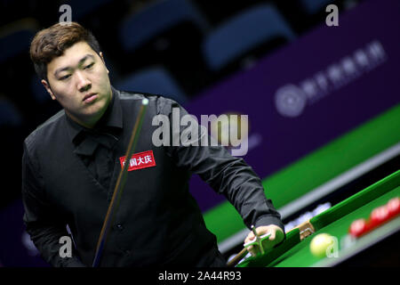 Yan Bingtao di Cina ritiene che un colpo di Alfie onere di Inghilterra nel heldover corrispondere durante il 2019 World Snooker Campionato Internazionale in DAQ Foto Stock