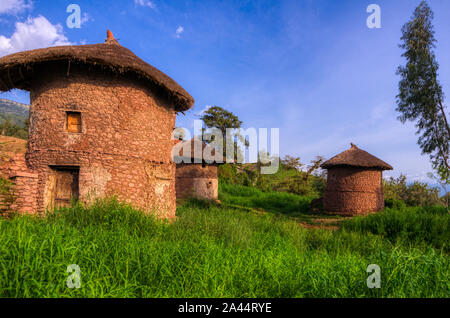 Case rustiche con due piani tipico della popolazione di Lalibela molto vicino alle chiese cattoliche. Essi sono costruiti con fango e pietre piccole. Il Foto Stock