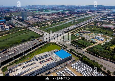 Vista delle strade e dei veicoli in Qingdao City, est della Cina di Jinan Provincia, 19 agosto 2019. La Cina del Consiglio di Stato ratifica il progetto di istituzione del libero Foto Stock