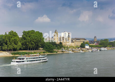 Cruiseboat presso il fiume Reno nei pressi di Coblenza, Germania Foto Stock