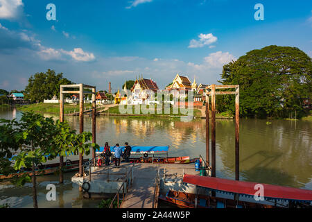 Ayutthaya, Tailandia - 30 dicembre 2015: Ayutthaya pier e Wat Mondop tempio Foto Stock