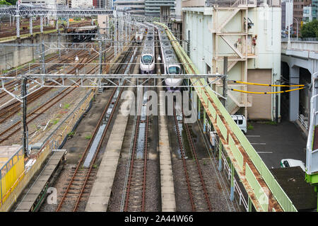 Tokyo, Giappone - 29 agosto 2016: bullet treni, shinkansen, su Ueno stazione ferroviaria Foto Stock