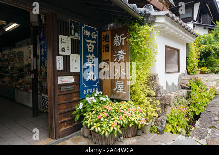 Magome, Giappone - 5 Settembre 2016: Amore negozio di Magome città postale in Kiso valley. Il testo in giapponese indica assortimento di motivi di essere venduto e enti locali Foto Stock