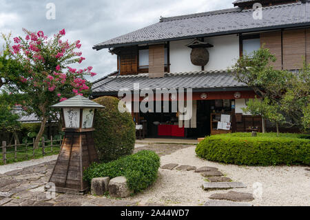 Magome, Giappone - 5 Settembre 2016: ristorante giapponese esterno nella storica città postale di Magome in Kiso Valley. In giapponese - Daikokuya Tea Shop Foto Stock