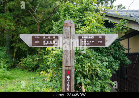 Magome, Giappone - 5 Settembre 2016: freccia di orientamento con le indicazioni per le attrazioni turistiche di Magome città postale, Kiso Valley, Prefettura di Gifu Foto Stock