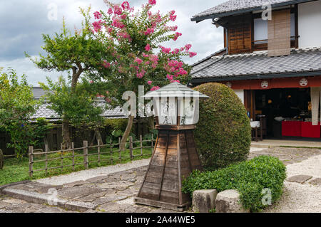 Magome, Giappone - 5 Settembre 2016: ristorante giapponese esterno nella storica città postale di Magome in Kiso Valley. In giapponese - Daikokuya Tea Shop Foto Stock