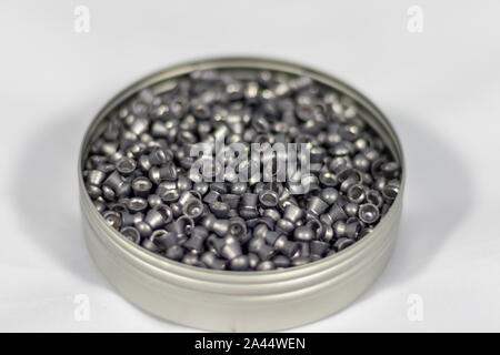 Portare airgun agglomerati in forma di pellets in barattolo di latta Foto Stock
