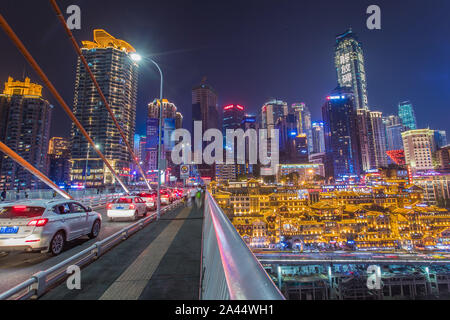 Vista dell'illuminato Hongyadong risolte complesso di case nel distretto di Jiangbei, Chongqing, la Cina, il 27 agosto 2019. Foto Stock