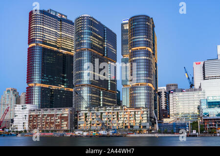 Sydney, Australia - 13 Novembre 2016: Barangaroo edifici per uffici a crepuscolo Foto Stock