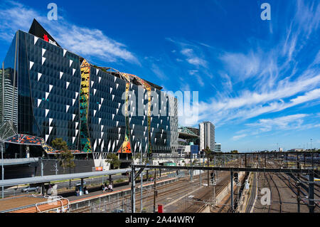 Melbourne, Australia - 7 Dicembre 2016: binari ferroviari e NAB co-spazio di lavoro a Melbourne. Trasporto hub, bivio presso la Croce del Sud stazione Foto Stock