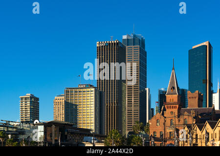 Sydney, Australia - Lug 23, 2016: Sydney Central Business District skyline con AMP edificio e Australasian Steam Navigation Co. facciata di edificio Foto Stock