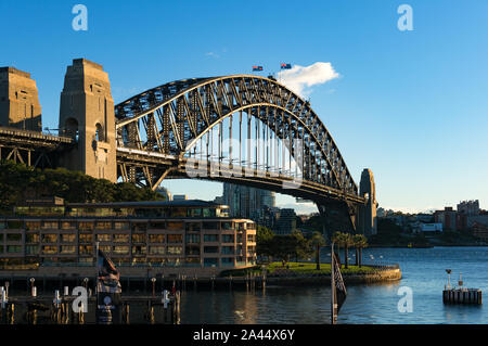 Sydney, Australia - Lug 23, 2016: Sydney Harbour Bridge con australiani aborigeni e bandiere e vista di Sydney Nord Foto Stock
