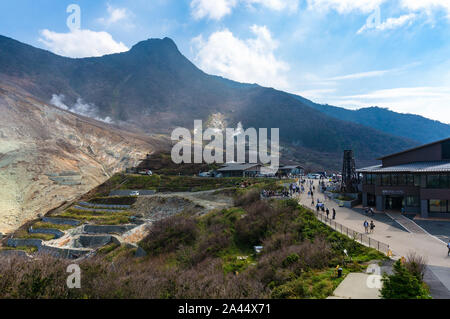 Hakone, Giappone - 2 Settembre 2016: Owakudani area vulcanica con i turisti. Owakudani è una valle vulcanica con zolfo attivo gli sfiati e le sorgenti di acqua calda. Foto Stock