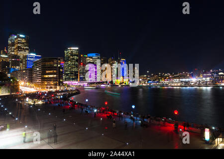 Sydney, Australia - 2016, maggio 27: Circular Quay di Sydney e il Sydney CBD grattacieli illuminazione esterna annuale festival di illuminazione Vivid Sydney: Festival di Foto Stock
