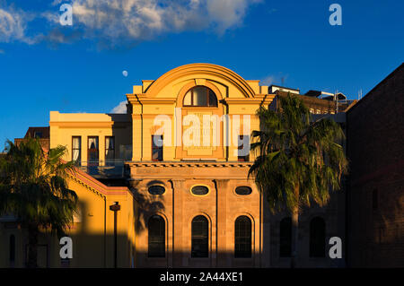 Sydney, Australia - Lug 23, 2016: Istituto Rawson per marinai esterno dell'edificio. In precedenza era il Mariner's Chiesa e adesso l'edificio ospita bar Foto Stock