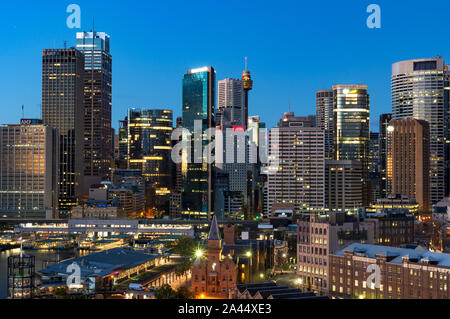 Sydney, Australia - Lug 23, 2016: Central Business District cityscape, skyline con grattacieli di uffici e di Circular Quay ferry e treno Foto Stock