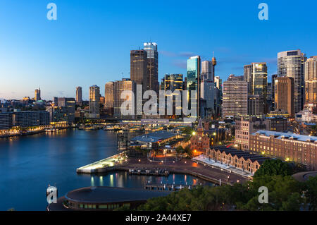 Sydney, Australia - Lug 23, 2016: Central Business District cityscape, skyline con grattacieli di uffici e di Circular Quay ferry e treno Foto Stock