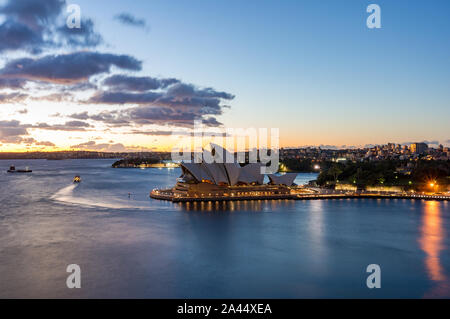Sydney, Australia - Lug 23, 2016: Sydney Opera House di Sydney e il Sydney Harbour su sunrise con spostamento mattina il servizio di traghetto Foto Stock