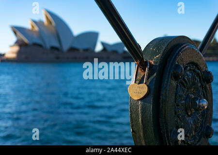 Sydney, Australia - Lug 23, 2016: la Opera House di Sydney e a forma di cuore con bloccaggio di tipo cinese sulla riga Foto Stock