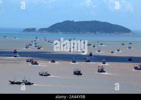 Barche da pesca lasciare un porto per riprendere la pesca dopo tre mesi di divieto di pesca in Zhoushan city, città di Ningbo, Cina orientale della provincia di Zhejiang, 1 Agosto 201 Foto Stock