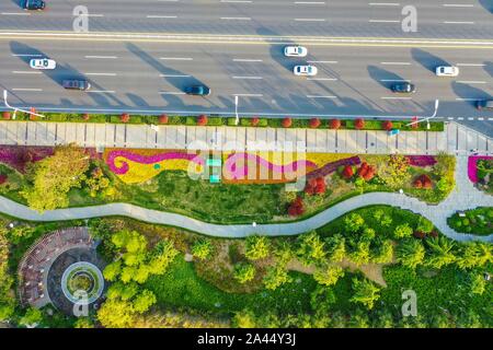 Vista delle strade e dei veicoli in Qingdao City, est della Cina di Jinan Provincia, 6 maggio 2019. La Cina del Consiglio di Stato ratifica il progetto di istituzione del libero tra Foto Stock