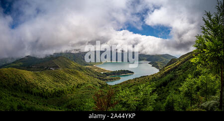 Panorama di un lago vulcanico sul Sao Miguel (Lagoa do Fogo) Foto Stock