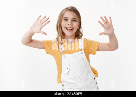 Allegro carino divertente ragazza bionda bambino divertirsi, giocando il sollevamento delle palme, mostrare le mani pulite sorridente largamente, imbrogliamo intorno enjoy holidays, cercare intrattenuti Foto Stock