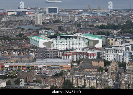 La città di Leith e la casa di Hibernian Football Club (Easter Road) visto da Arthur Seat. Foto Stock