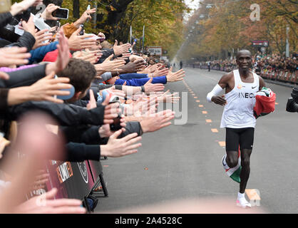 Vienna, Austria. Xii oct, 2019. Keniota Eliud Kipchoge compete durante il match di '1:59 sfida a Vienna, in Austria, il 12 ottobre 2019. Eliud Kipchoge completato la "1:59 sfida' con successo in 1h 59m 40.2s. Credito: Guo Chen/Xinhua/Alamy Live News Foto Stock