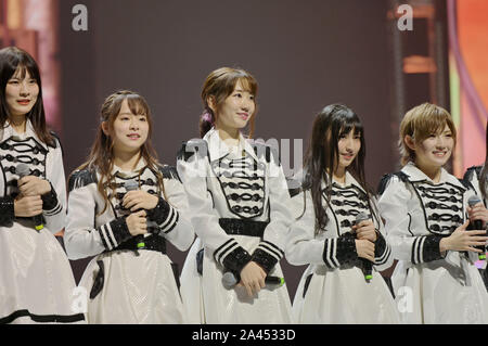 Membri del idol giapponese ragazza gruppo AKB48 e sua sorella internazionale di gruppi di eseguire durante la AKB48 Group Asia Festival in Cina a Shanghai, 24 Augu Foto Stock