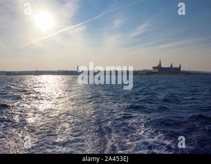 Sun sul mare e Castello Kronborg Foto Stock