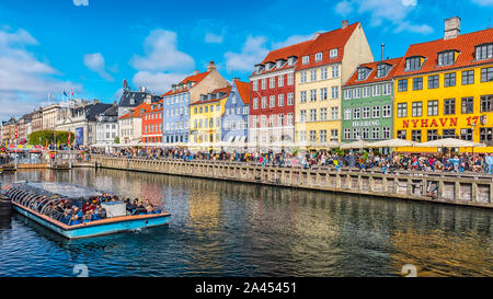 COPENHAGEN, Danimarca - 21 settembre 2019: Copenhagen waterfront, canale e al quartiere dei divertimenti rivestito da vivacemente colorato risalenti al XVII e XVIII secolo e città Foto Stock