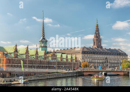 COPENHAGEN, Danimarca - 21 settembre 2019: un fiume autobus pieno di turisti vele sul canal passato alcune di copenhagens principali attrazioni turistiche Foto Stock
