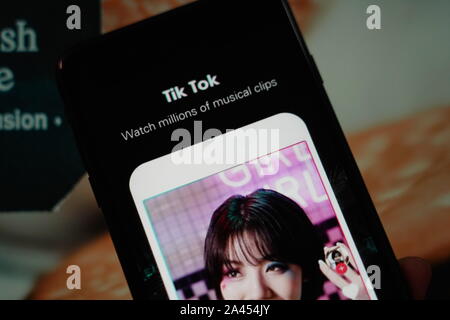 --FILE--un netizen accede al mobile app di Tik Tok, una iterazione oltremare di brevi video app Douyin, di Pechino Bytedance Technology Co Ltd, su un roa Foto Stock