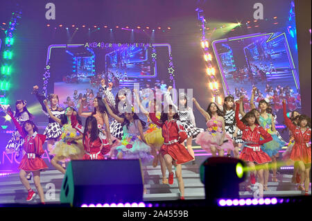 Membri del idol giapponese ragazza gruppo AKB48 e sua sorella internazionale di gruppi di eseguire durante la AKB48 Group Asia Festival in Cina a Shanghai, 24 Augu Foto Stock