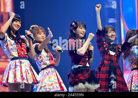 Membri del idol giapponese ragazza gruppo AKB48 e sua sorella internazionale di gruppi di eseguire durante la AKB48 Group Asia Festival in Cina a Shanghai, 24 Augu Foto Stock