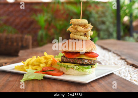 Burger, hamburger, Cheeseburger, hamburger vegetariano, pollo Burger, pancetta formaggio hamburger, patatine fritte, hamburger di prima colazione Foto Stock