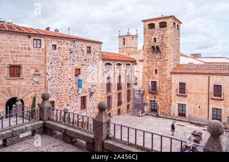 Plaza de San Jorge con El Palacio de los Golfines de abajo . Ciudad de Cáceres. Extremadura. España. Foto Stock