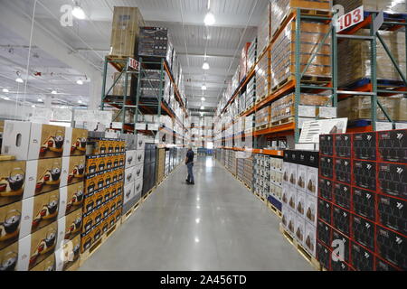 Vista interna del primo mattone-e-mortaio store della Costco nel continente cinese nel distretto di Minhang, Shanghai, Cina, 20 agosto 2019. Global mem Foto Stock