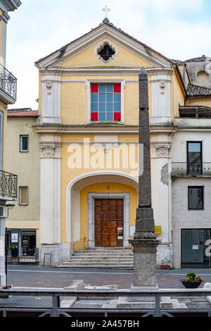 Obelisco Egiziano e la chiesa di Sant'Anna a Benevento Foto Stock